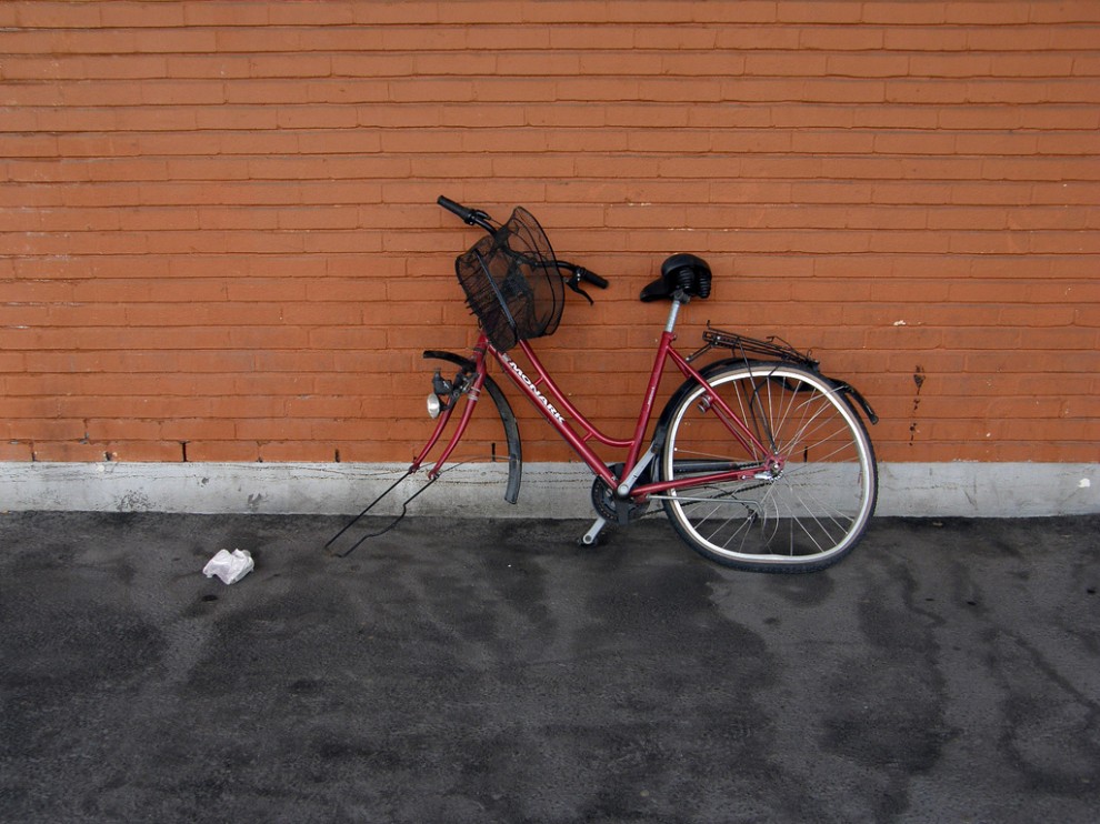 Фотография: Велосипед у стены №17 - BigPicture.ru