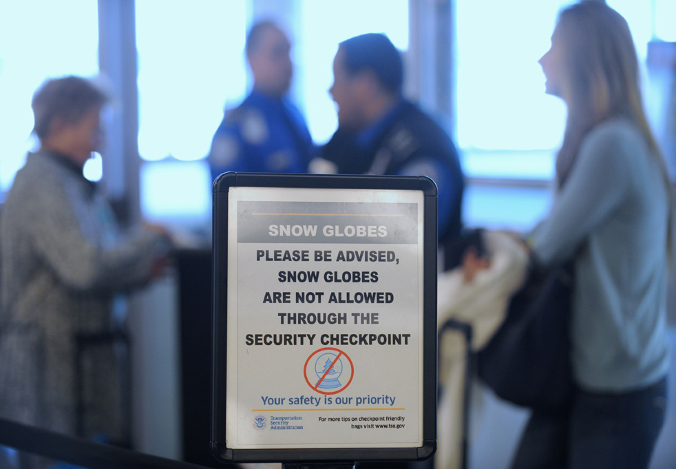 Фотография: Нескромные меры безопасности в американских аэропортах №10 - BigPicture.ru