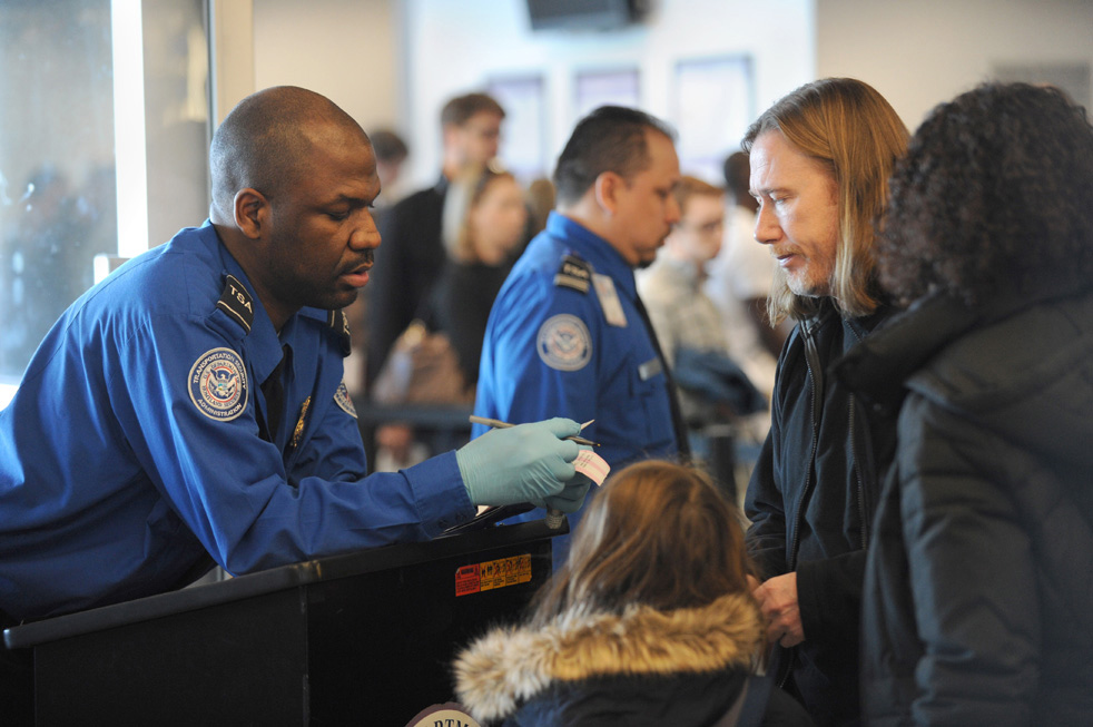 Фотография: Нескромные меры безопасности в американских аэропортах №14 - BigPicture.ru