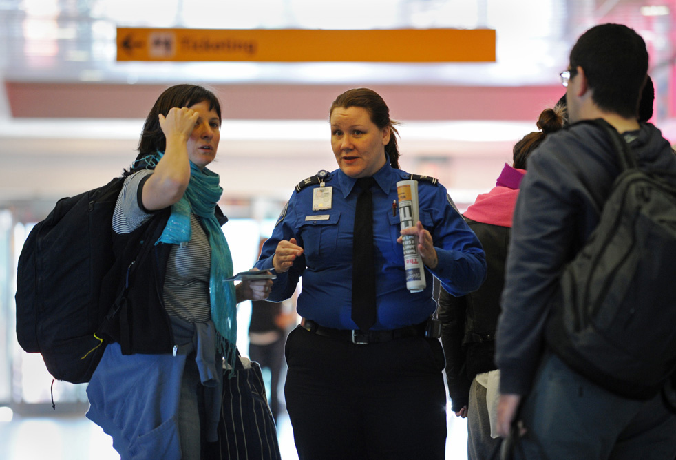 Фотография: Нескромные меры безопасности в американских аэропортах №15 - BigPicture.ru