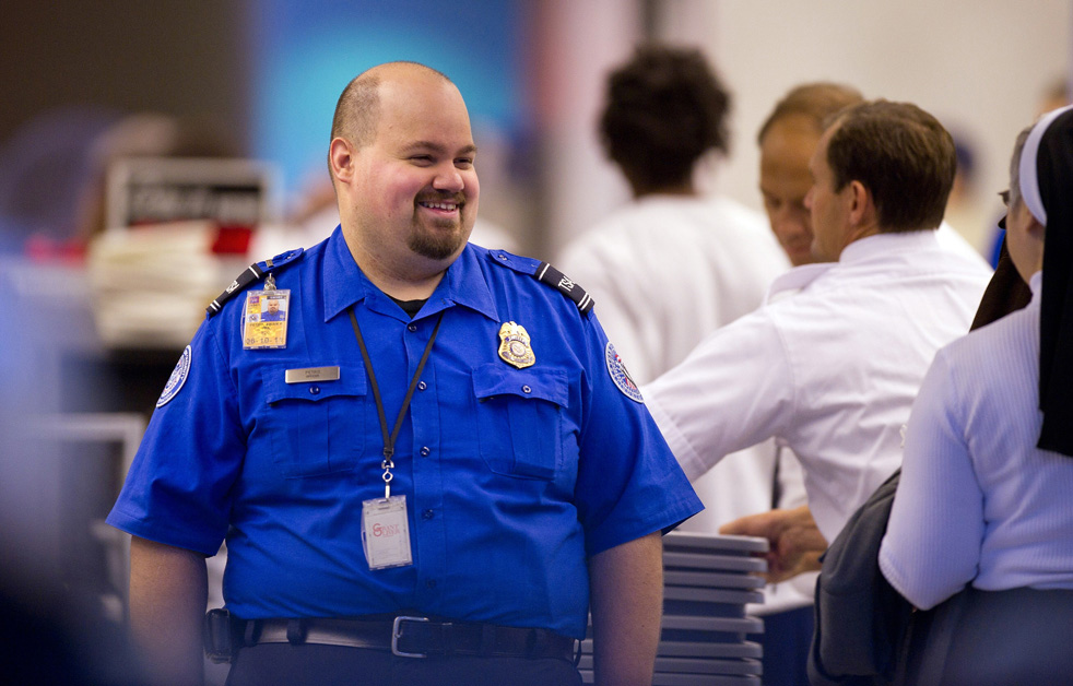Фотография: Нескромные меры безопасности в американских аэропортах №17 - BigPicture.ru