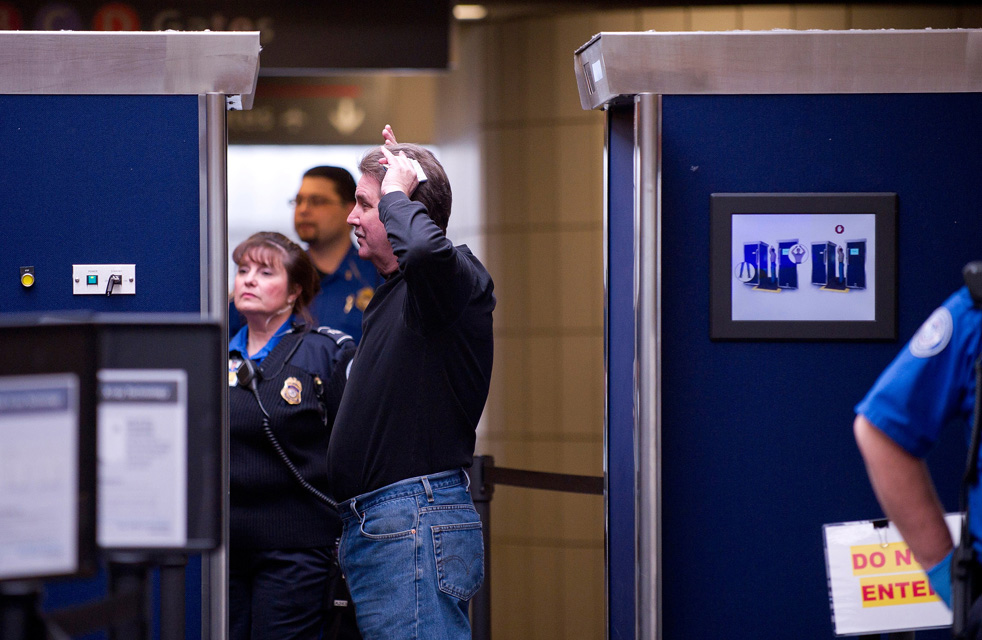Фотография: Нескромные меры безопасности в американских аэропортах №23 - BigPicture.ru