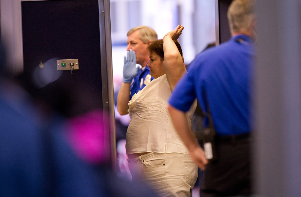 Фотография: Нескромные меры безопасности в американских аэропортах №24 - BigPicture.ru