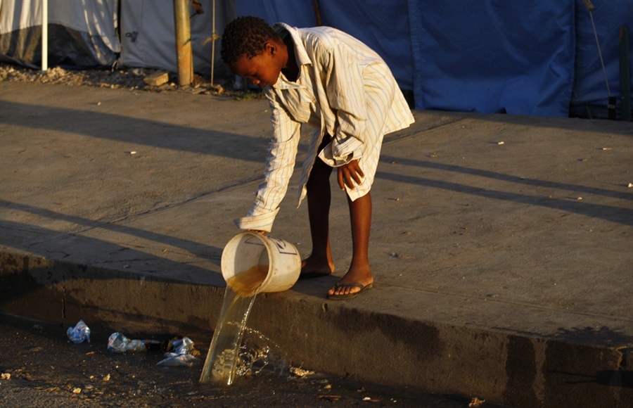 Фотография: Источник эпидемии: использование воды на Гаити №7 - BigPicture.ru
