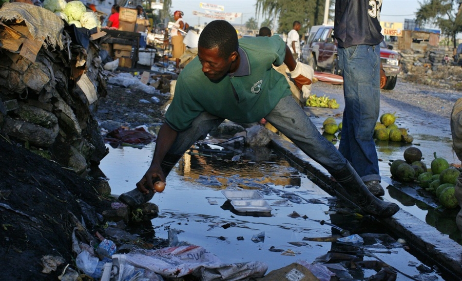 Фотография: Источник эпидемии: использование воды на Гаити №6 - BigPicture.ru