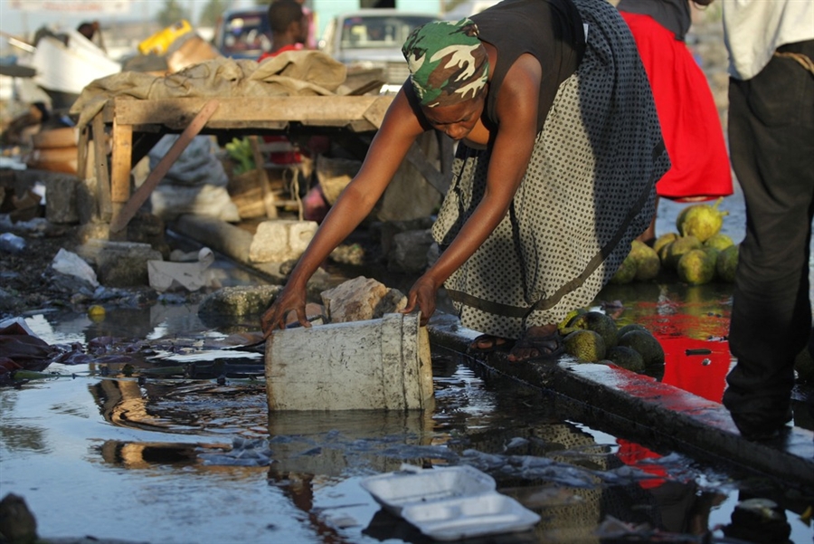 Фотография: Источник эпидемии: использование воды на Гаити №5 - BigPicture.ru