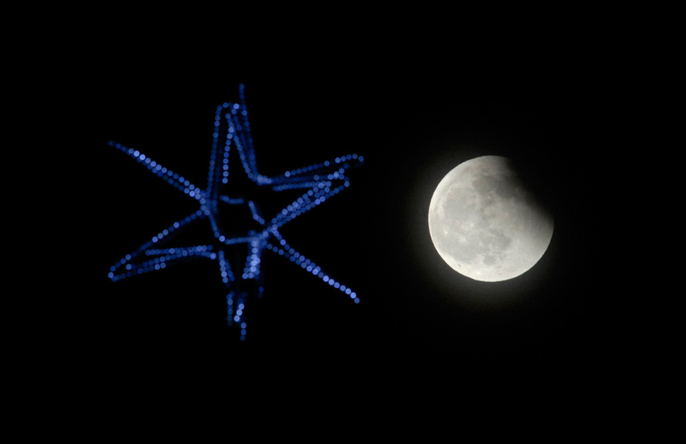 Фотография: Зимнее солнцестояние и лунное затмение №14 - BigPicture.ru