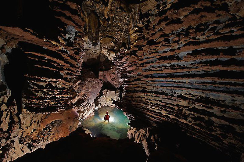 «Суини» Сьюэлл говорит, что когда вода прорывается внутрь пещеры, то она идет с таким ревом, как будто мчится железнодорожный состав. Ученые, работая в пещерах, постоянно подвергаются риску утонуть в непредсказуемых подземных потоках. Но, по словам Говарда Лимберта, в такой гигантской пещере, как Ханг Сон Дунг, риск утонуть немного меньше. 