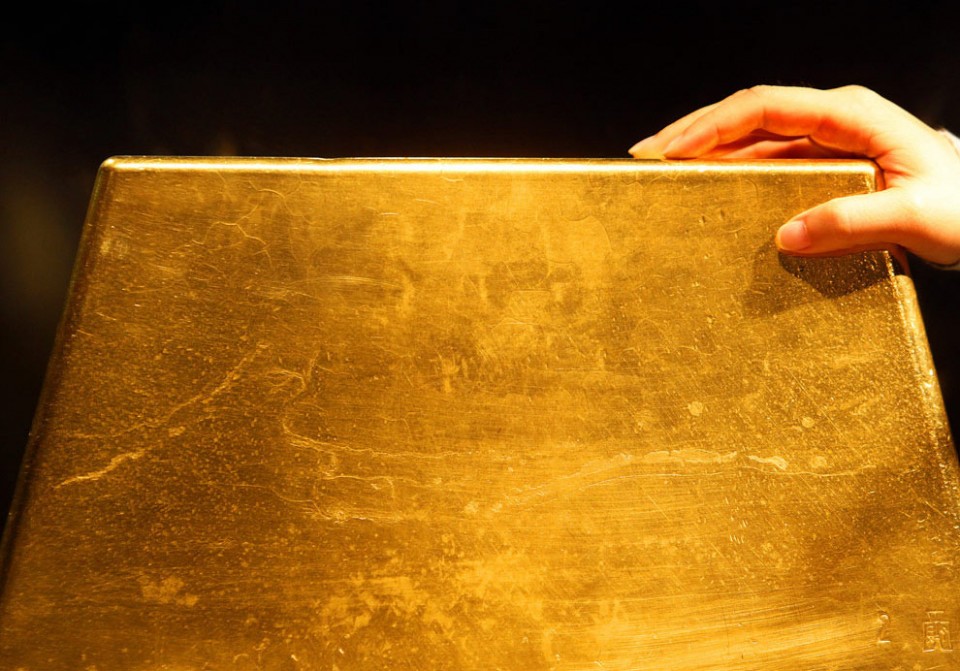 Золотая прямо. Самый тяжёлый слиток золота в мире весит 250 килограмм. Золотая пластина. Большой золотой слиток. Слиток золота текстура.