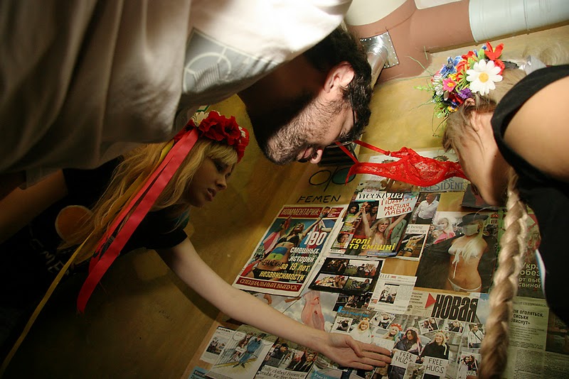 Фотография: Артемий Лебедев в гостях у FEMEN №12 - BigPicture.ru