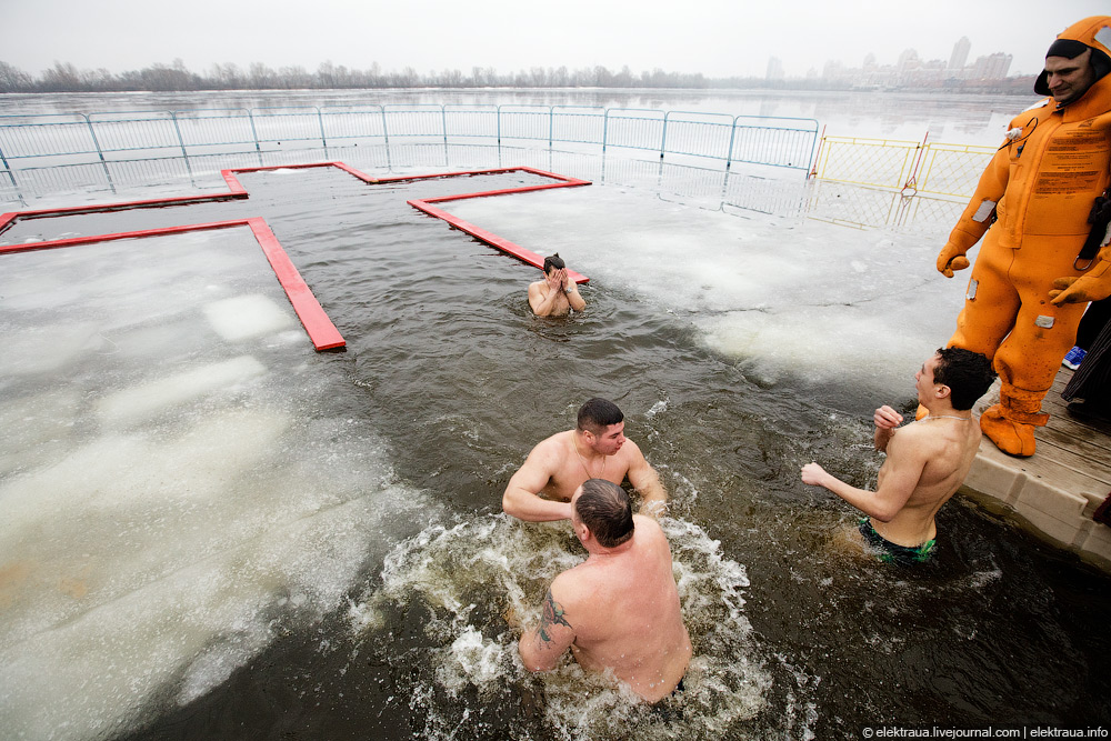 Фотография: Как купались на Крещение в Киеве №17 - BigPicture.ru