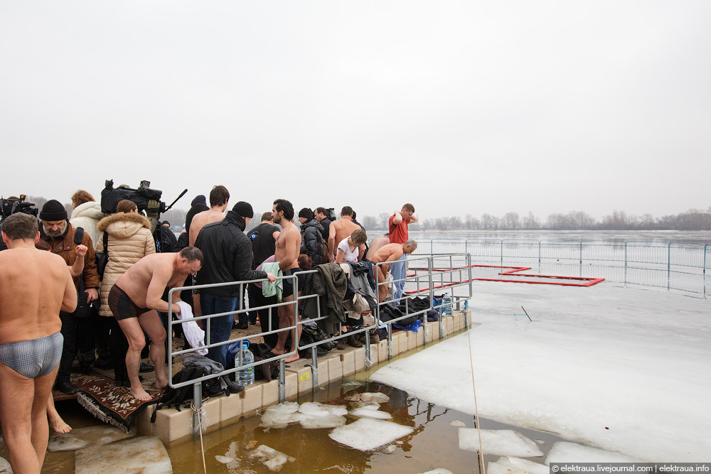 Фотография: Как купались на Крещение в Киеве №18 - BigPicture.ru