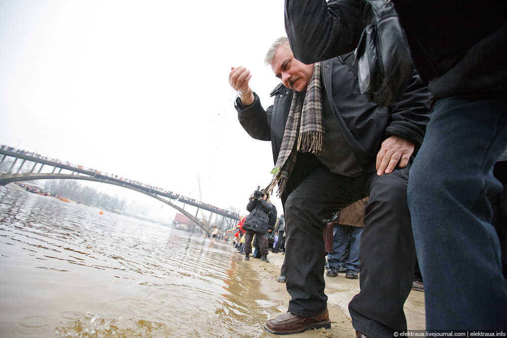 Фотография: Как купались на Крещение в Киеве №22 - BigPicture.ru