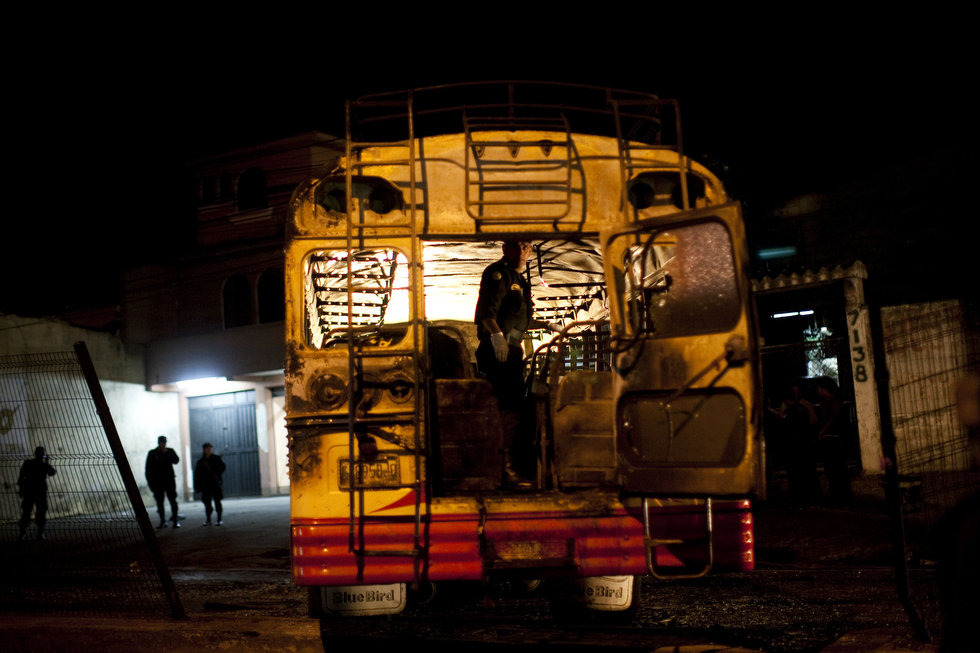 Фотография: Рэкетиры сожгли автобус в Гватемале №3 - BigPicture.ru