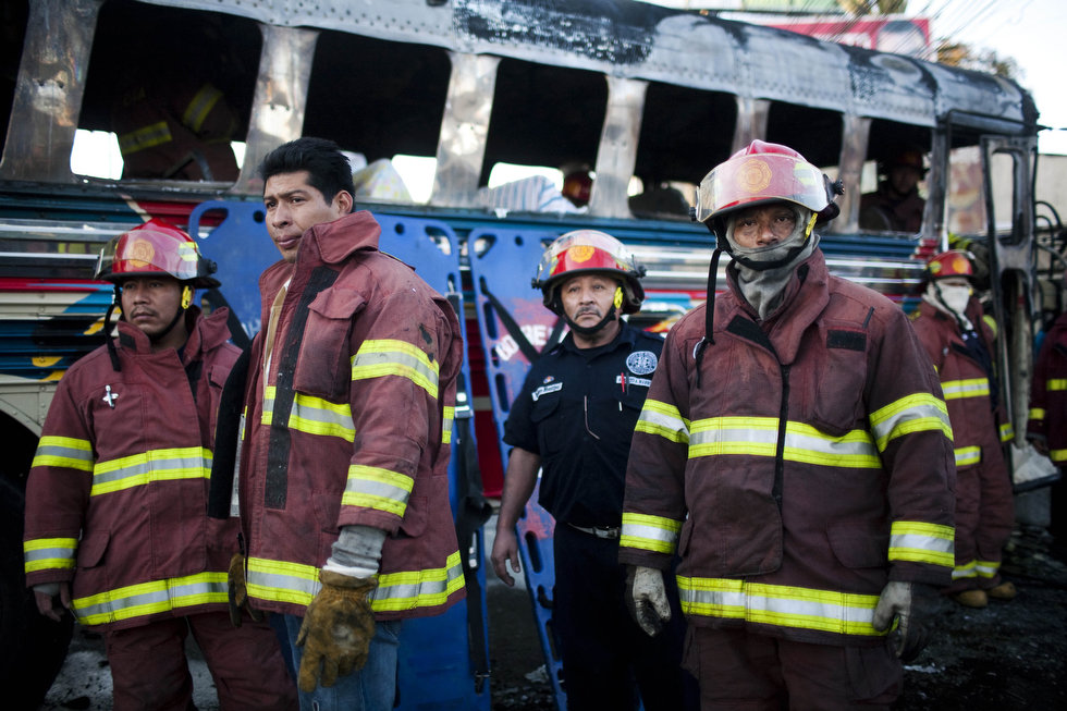 Фотография: Рэкетиры сожгли автобус в Гватемале №6 - BigPicture.ru