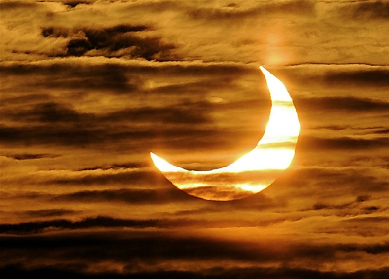 Фотография: Первое в 2011 году солнечное затмение (Часть 1) №1 - BigPicture.ru