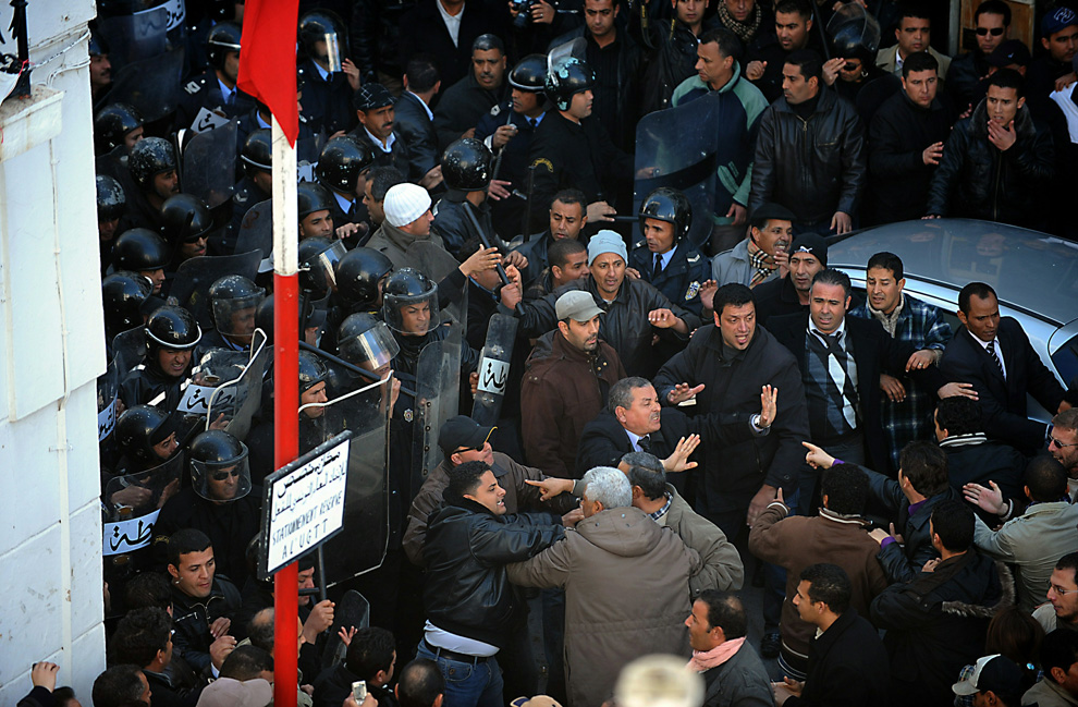 Фотография: Беспорядки в Тунисе №4 - BigPicture.ru