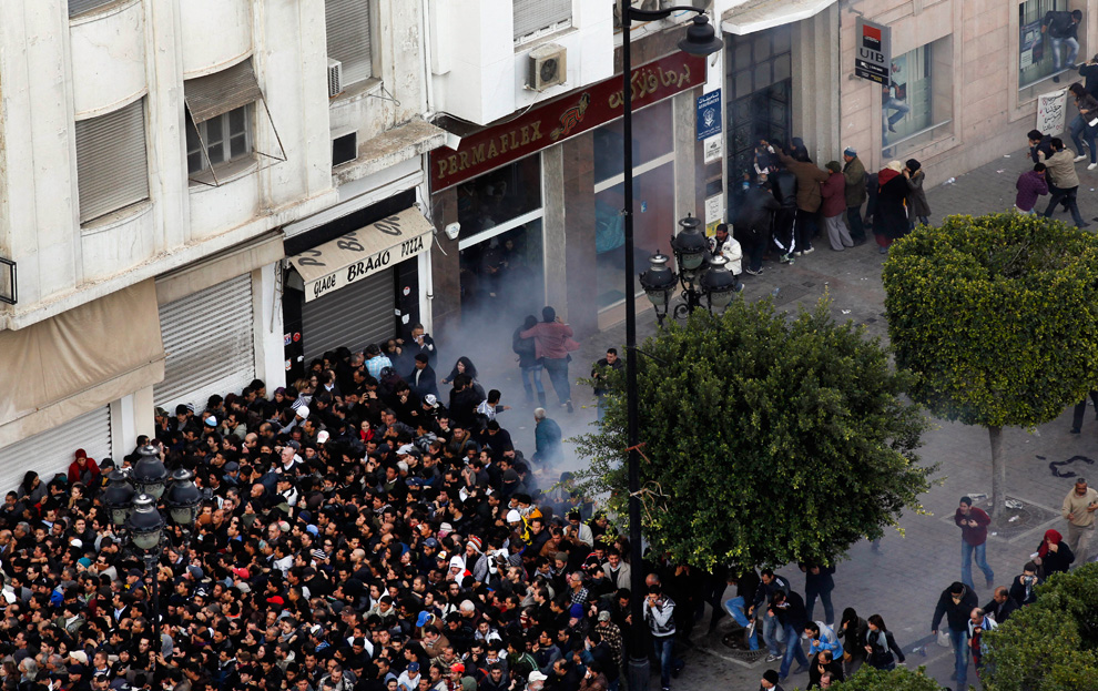 Фотография: Беспорядки в Тунисе №14 - BigPicture.ru