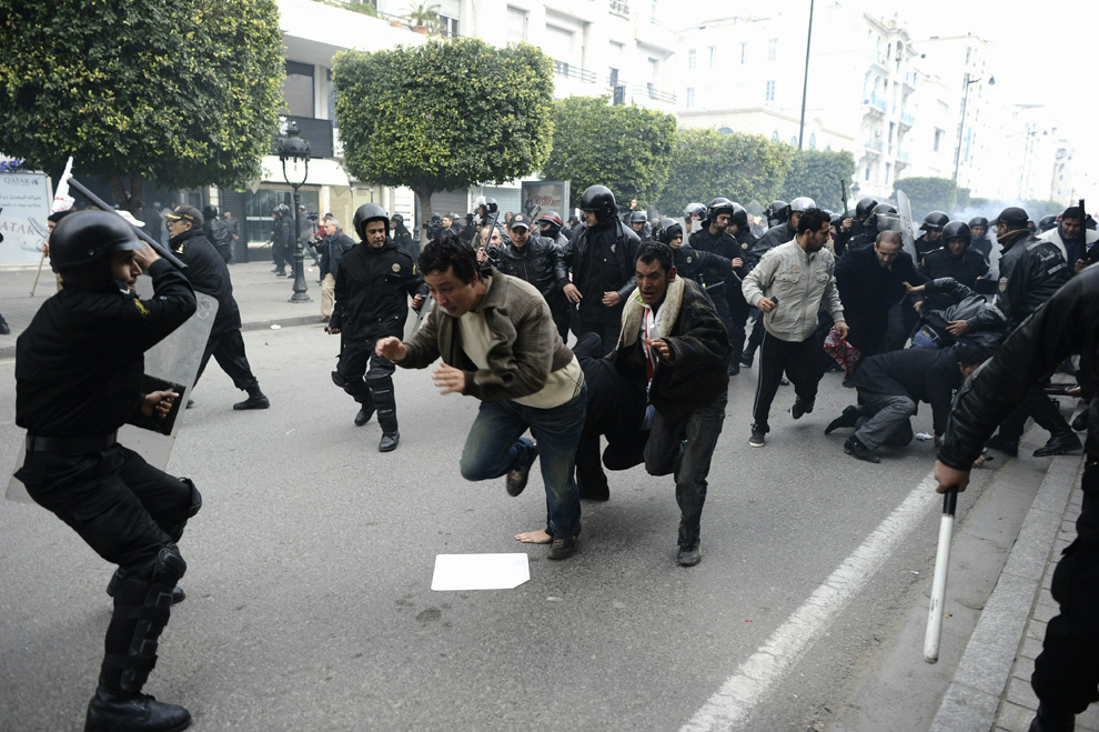 Фотография: Беспорядки в Тунисе №16 - BigPicture.ru
