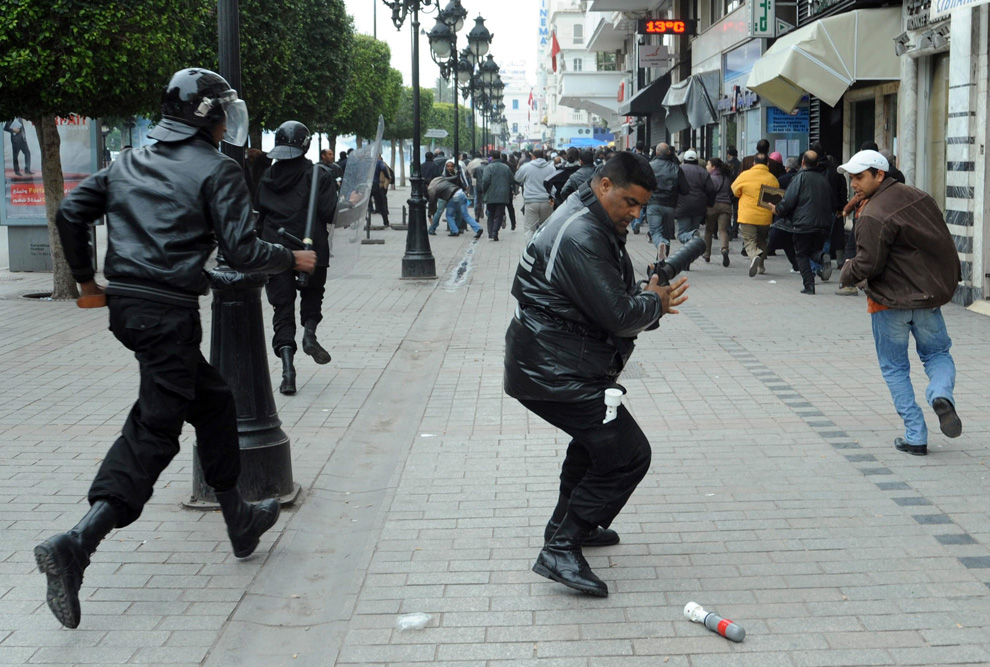 Фотография: Беспорядки в Тунисе №25 - BigPicture.ru
