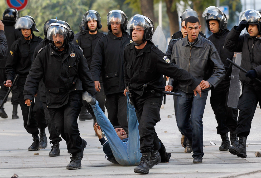 Фотография: Беспорядки в Тунисе №28 - BigPicture.ru