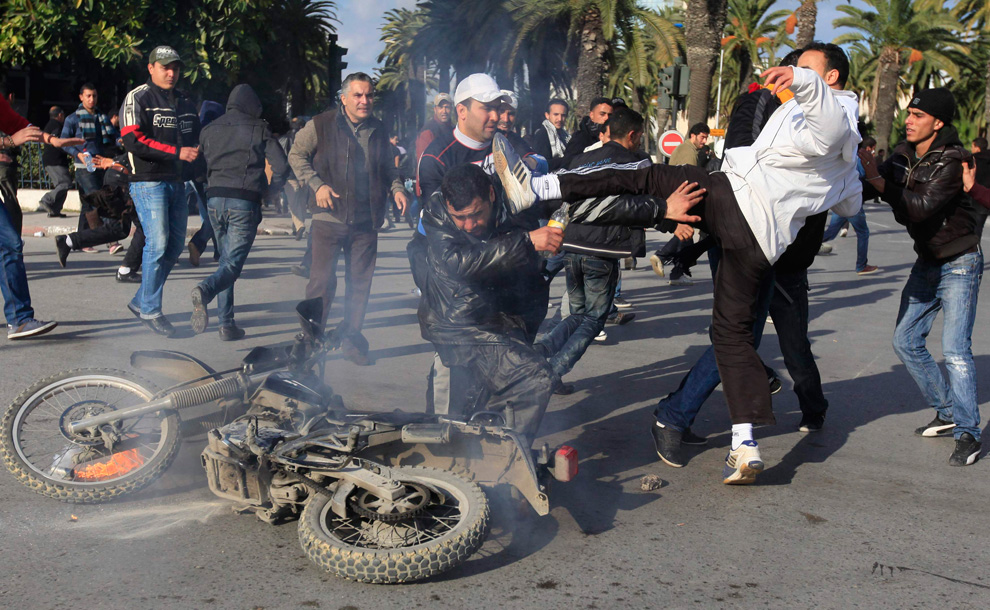 Фотография: Беспорядки в Тунисе №37 - BigPicture.ru