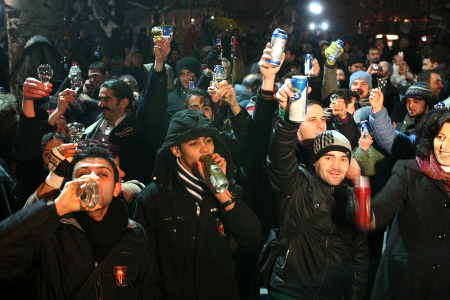 Фотография: Алкогольный флешмоб в турецкой столице №2 - BigPicture.ru