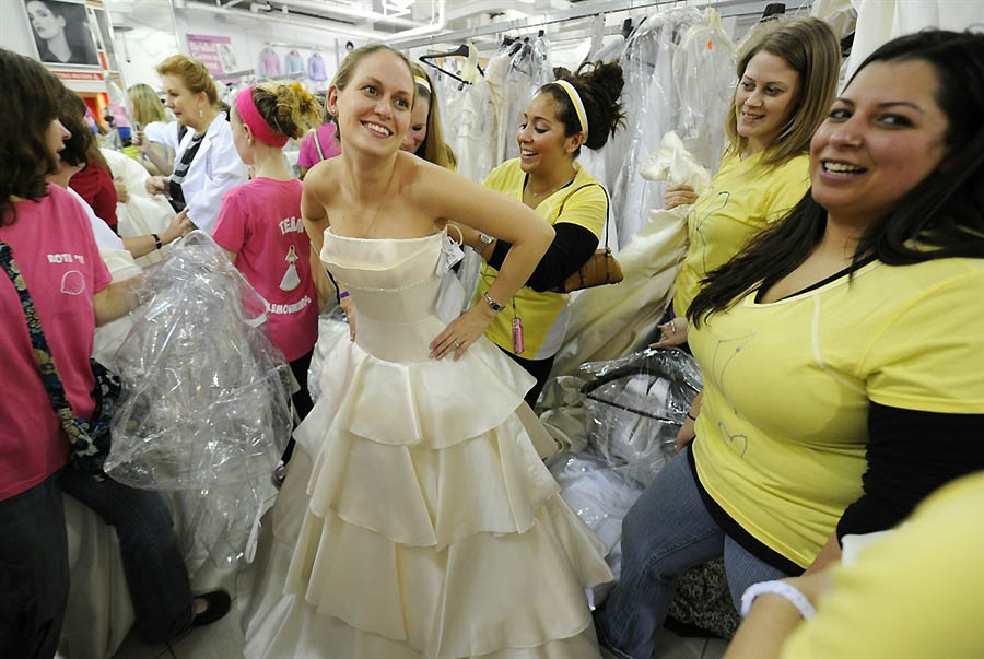 Фотография: Забег невест: ежегодная распродажа свадебных платьев №4 - BigPicture.ru
