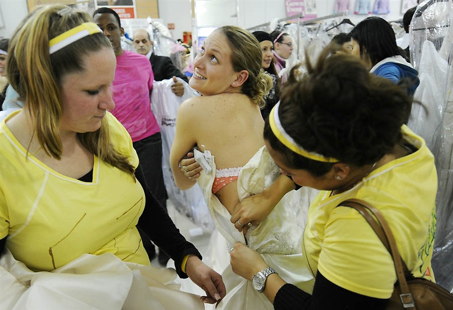 Фотография: Забег невест: ежегодная распродажа свадебных платьев №5 - BigPicture.ru