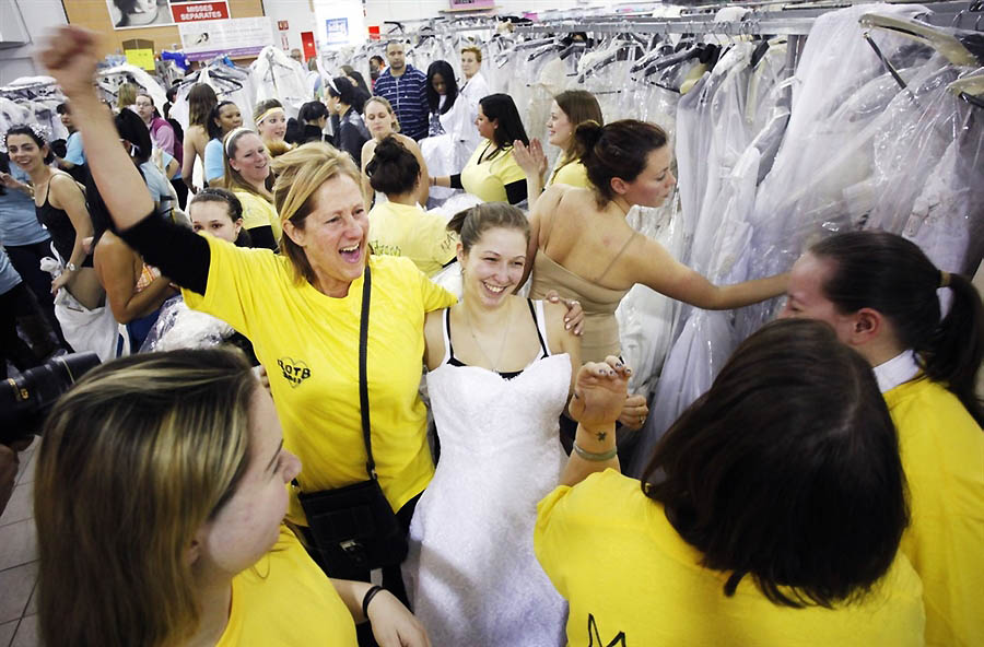 Фотография: Забег невест: ежегодная распродажа свадебных платьев №6 - BigPicture.ru