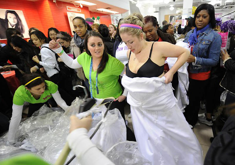 Фотография: Забег невест: ежегодная распродажа свадебных платьев №10 - BigPicture.ru