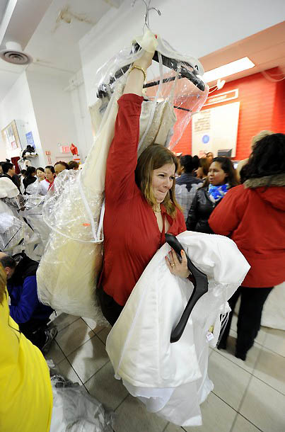 Фотография: Забег невест: ежегодная распродажа свадебных платьев №14 - BigPicture.ru
