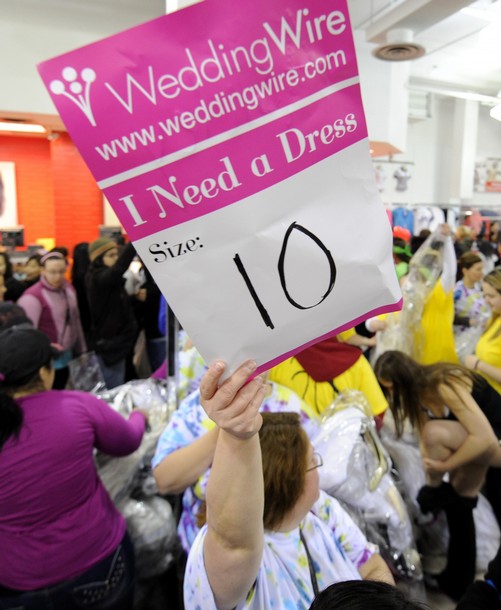 Фотография: Забег невест: ежегодная распродажа свадебных платьев №12 - BigPicture.ru