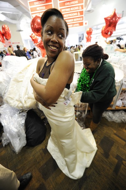 Фотография: Забег невест: ежегодная распродажа свадебных платьев №9 - BigPicture.ru