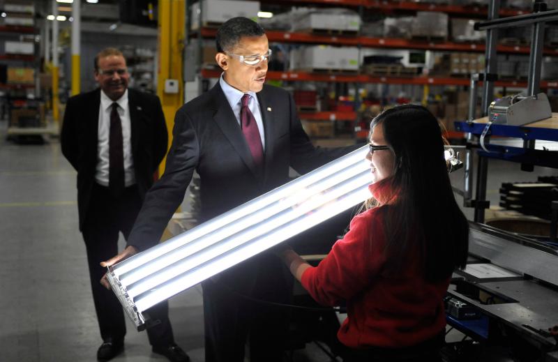 Барак Обама посещает предприятия Висконсина