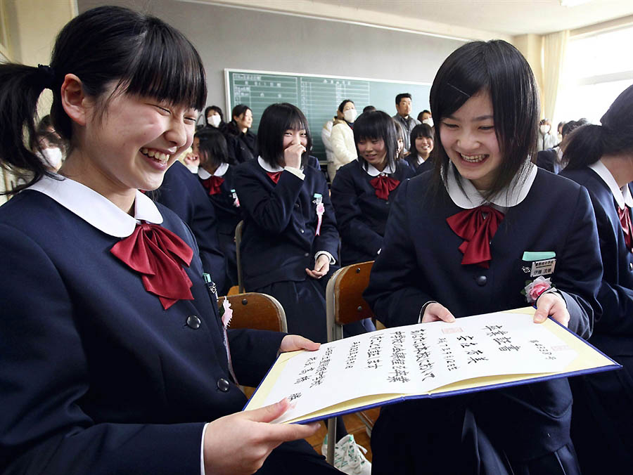 Фотография: В разрушенных городах Японии оставшимся в живых школьникам выдали аттестаты №4 - BigPicture.ru