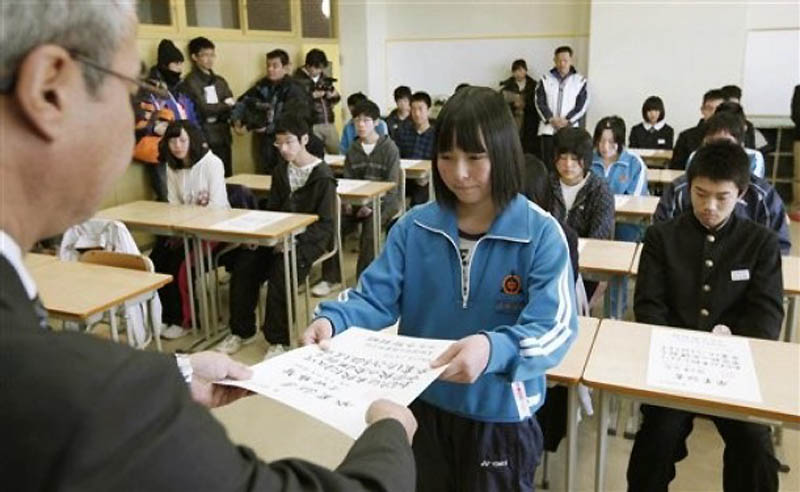 Фотография: В разрушенных городах Японии оставшимся в живых школьникам выдали аттестаты №6 - BigPicture.ru