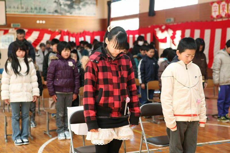 Фотография: В разрушенных городах Японии оставшимся в живых школьникам выдали аттестаты №7 - BigPicture.ru