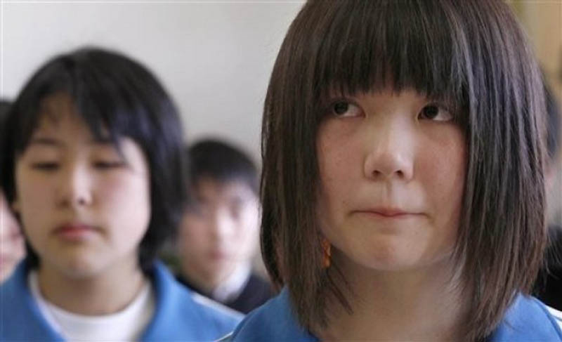Фотография: В разрушенных городах Японии оставшимся в живых школьникам выдали аттестаты №9 - BigPicture.ru