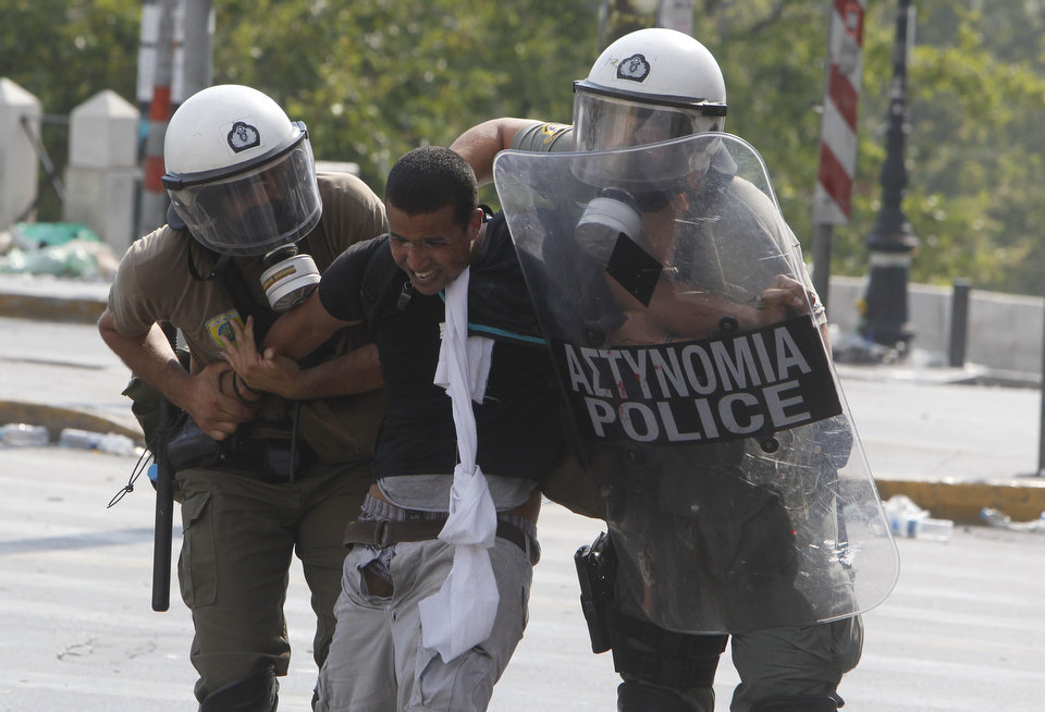 Фотография: В Греции - новые столкновения демонстрантов с полицией №15 - BigPicture.ru