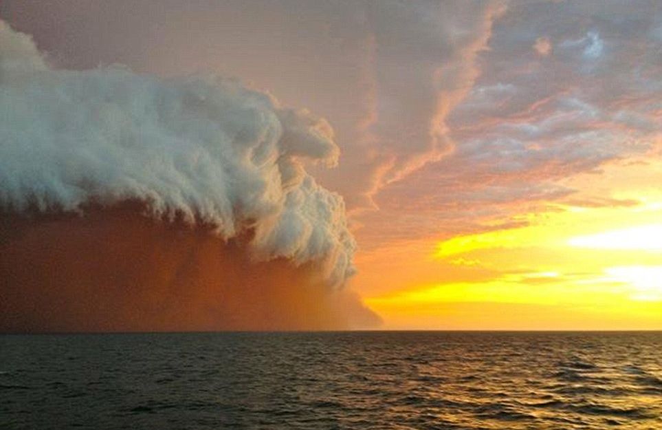 Фотография: Причудливая пыльная буря на западном побережье Австралии №2 - BigPicture.ru