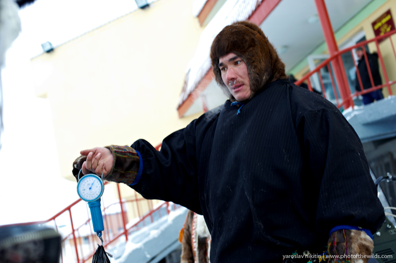 Фотография: Люди из сказок на рынке Салехарда №3 - BigPicture.ru