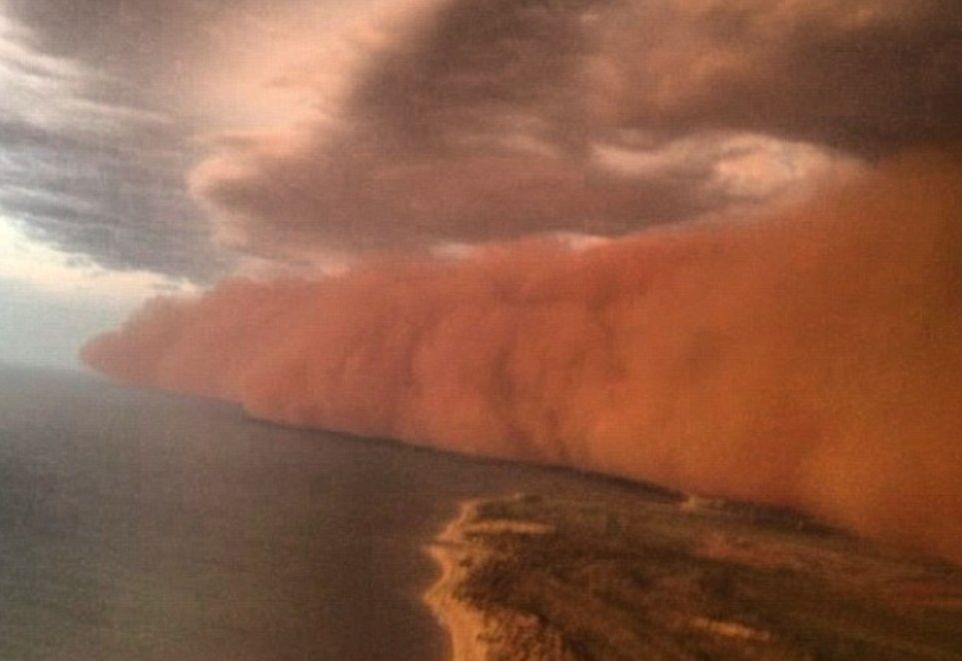 Фотография: Причудливая пыльная буря на западном побережье Австралии №5 - BigPicture.ru