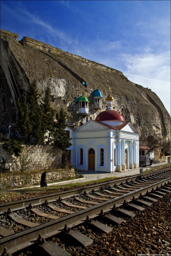 Фотография: Свято-Клементьевский монастырь: обитель в скале №3 - BigPicture.ru