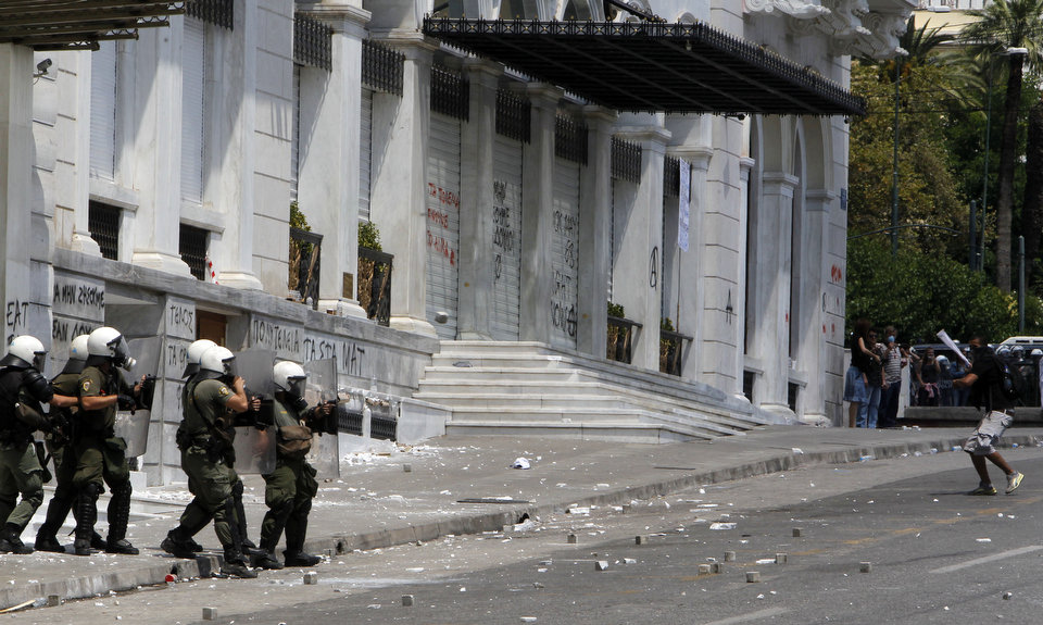 Фотография: В Греции - новые столкновения демонстрантов с полицией №6 - BigPicture.ru