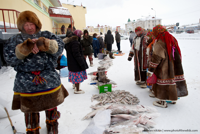 Фотография: Люди из сказок на рынке Салехарда №12 - BigPicture.ru