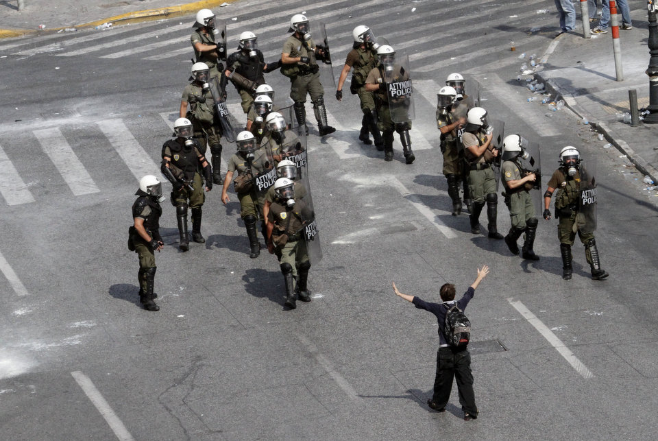 Фотография: В Греции - новые столкновения демонстрантов с полицией №12 - BigPicture.ru