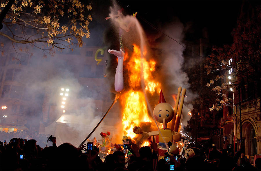 Фотография: Испанский фестиваль Las Fallas: Пламя Валенсии №14 - BigPicture.ru