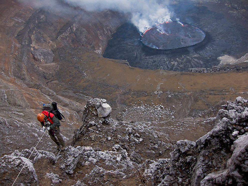 Фотография: Кратер вулкана Нирагонго: путешествие к центру Земли №8 - BigPicture.ru