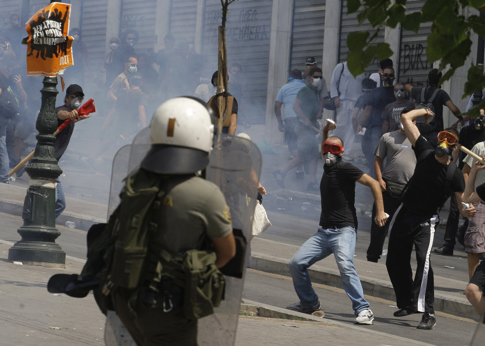 Фотография: В Греции - новые столкновения демонстрантов с полицией №18 - BigPicture.ru